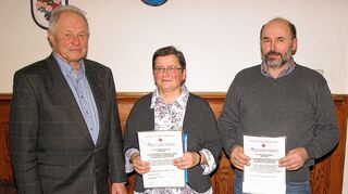 <p>In der Sitzung des Ortschaftsrates in Dornberg ehrte Ortsvorsteher Elmar Bundschuh (links) Elisabeth Schlegel (Vollmersdorf) für 25-maliges sowie Elmar Berberich (Rütschdorf) für 50-maliges Blutspenden.</p>
