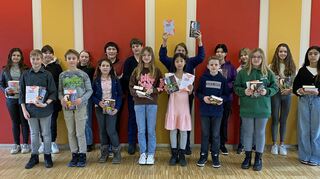 Lisa Berlin (vordere Reihe, Vierte von links) überzeugte die Jury beim Kreisentscheid des Vorlesewettbewerbs und belegte den ersten Platz.