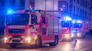 Polizei und Feuerwehr waren am Donnerstagmorgen bei einem Brand eines Wohncontainers in Leidersbach (Landkreis Miltenberg) im Einsatz. Dem Sachstand nach hat der einzige Bewohner der Notunterkunft den Brand selbst gelegt, teilte die Polizei mit. (Symbolbild)