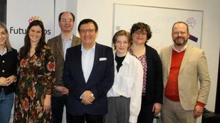 Dr. Gunther Wobser (rechts) und das Futurelabs-Werkstatt-Team gemeinsam mit den Festrednern Bürgermeister Dr. Lukas Braun (Mitte), Landtagsvizepräsident Professor Dr. Wolfgang Reinhart (Vierter von rechts), MdB Nina Warken (Dritte von links) sowie Sparkassenvorstandsvorsitzender Peter Vogel (Zweiter von links).