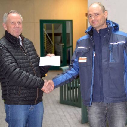 Andreas Johmann (rechts) überreichte den Spendenscheck am Sitz der Johannes-Diakonie in Mosbach an Martin Adel.