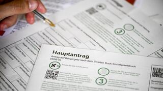 In einem Job-Center liegt ein Antrag auf Bürgergeld. Die mehr als fünf Millionen Bürgergeld-Empfänger haben zum 1. Januar im Schnitt rund zwölf Prozent mehr Geld bekommen. Zuzüglich der tatsächlichen Kosten der Unterkunft (Miete und Heizung) erhält ein Alleinstehender nun 563 Euro pro Monat.