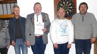 Die für langjährige Vereinstreue geehrten Vereinsmitglieder zusammen mit KOSM Frieder Bauer, Werner Sann, Erich Stapf, Armin Ulshöfer, Arndt Metzler (von links).