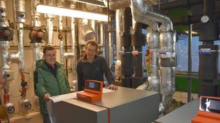 Zeigen sich sehr zufrieden bei der Übergabe der Erneuerung der Wärmeerzeugung inklusive Wärmepumpenanlage und Fußbodenheizung, Grundschulhausmeister Markus Körner und Planer Wolfgang Schirmer (links).