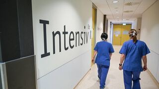 Zwei Pflegerinnen auf dem Weg zur Intensivstation.