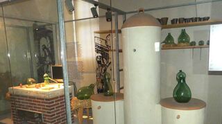 Links: Das Alchemie-Museum in Weikersheim. Rechts: Das Residenzschloss Bad Mergentheim.