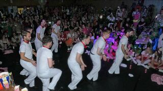 Für Begeisterung sorgte beim Weiberfasching in Kreuzwertheim auch Auftritte der Männerballett-Gruppen.