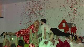 Viel getanzt wurde bei der Weiberfastnacht in Dörlesberg. Zur guten Stimmung trugen auch die Auftritte der Männerballett-Gruppen bei.