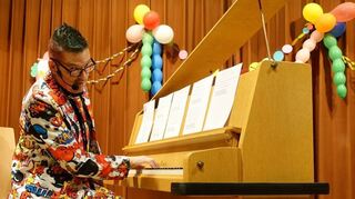 Conférencier und Entertainer Nikolai Metzger am Klavier – eine echte Stimmungskanone.