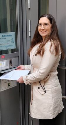 Amtsinhaberin Jacqueline Förderer wirft ihre Bewerbungsunterlagen im Rathaus ein.
