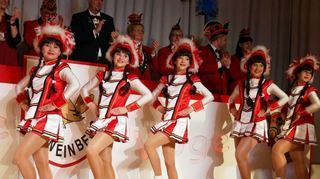 Ob Juniorengarde, Nesthäkchen oder zwei schräge Vögel – die Sitzung der „Lustigen Vögel“ hatte einiges zu bieten.