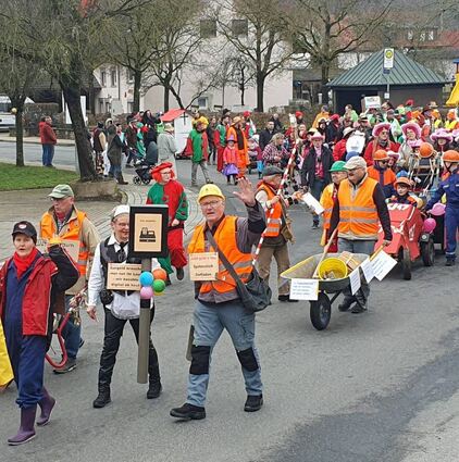 Eine bunte Menschenmenge zog beim traditionellen Gänschmarsch durch die Straßen von Götzingen.