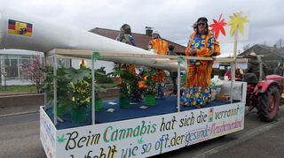 Ein Wagen voller Hippies, die sich wünschten: „Mehr Fortschritt wagen und die Ampel verjagen! Die Politik ist nur noch zugekifft zu ertragen.“