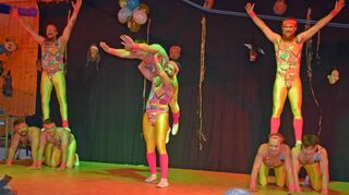 Beste Unterhaltung wurde dem Publikum beim Dorffasching in Kuba geboten. Die Narren gerieten fast aus dem Häuschen, als die Männershowtanzgruppe „Kubaner Schlabbedabber“ (Bild oben) mit Temperament und sportlichem Elan über die Bühnenbretter steppten.