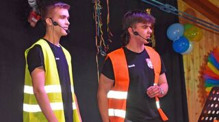 Die Lacher auf ihrer Seite hatten Jona Hellinger und Hendrik Appel in der Bütt. Für Stimmung sorgten außerdem viele Tänzerinnen und Tänzer wie etwa die der Schautanzgruppe aus Unterschüpf.