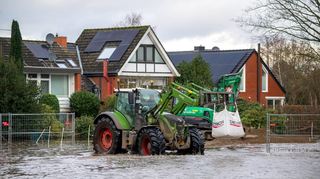 Landwirte setzen sich mit ihren Traktoren auch im Katastrophenschutz ein.