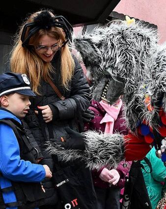 So lieb: Dieser Wolf ist gar nicht böse. Im Gegenteil: Er verteilt Geschenke.