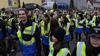 Halb Pülfringen war da: Das Fußvolk hinter dem Motivwagen „Airport Bülfri“ nahm kein ende.