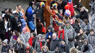 Im Wolfsrudel vereint: Hunderte „Hordemer Wölf“ zogen am Sonntagmittag mit ihren Kostümen durch die Straßen der Erftalmetropole.