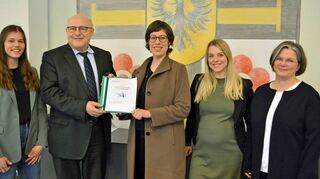 OB Udo Glatthaar (Zweiter von links) nahm im Beisein von Sachgebietsleiterin Katrin Schwab (links) und Schulleiterin Suzanne Schorn (rechts) von den Elternbeiräten Caroline Seher (Mitte) und Viktoria Kronewald die Unterschriftenliste entgegen.