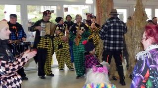 Im Geriatriezentrum sorgte die bunte Schar für gute Stimmung.