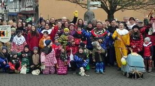 Die Strohbärengruppe der Kolpingsfamilie mit Treibern, Musikern und Klohns auf ihrem Zug durch die Stadt.