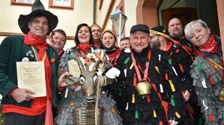 Strahlende Gesichter nach dem Bocknarrenschlag von Zunftmeister Günter Ruck (vorne rechts), bei dem Patricia Szukits (auf dem Narrenbock) zum Geißle und Felix Behr (rechts daneben) zum Böckle sowie Hartmut Ruck (links) zum Ehrenlaufnarr geschlagen wurden.