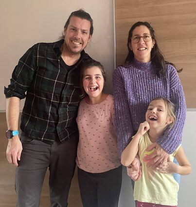 Die Markelsheimer Familie Eich mit den Töchtern Florence (links) und Scarlett.