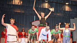 Das Männerballett der FG tanzte als „Asterix und Obelix“ über die Bühne.