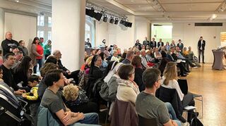 Vor einem vollen Saal im Kulturforum hieß OB Udo Glatthaar die Neubürgerinnen und Neubürger bei dem Empfang zu ihren Ehren willkommen.