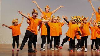 Tierisch guter Programmpunkt: die Kindergartenkinder beim „Meereswasserrock“.