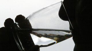 Mit dem Aschermittwoch beginnt für viele Menschen die Fastenzeit. So trinkt mancher etwa Wasser und verzichtet auf Alkohol oder süße Getränke.