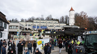 Zahlreiche Menschen versammeln sich beim politischen Aschermittwoch der baden-württembergischen Grünen vor der Stadthalle von Biberach an der Riß, um zu demonstrieren. +++ dpa-Bildfunk +++