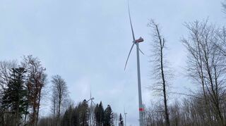 Drei von bisher insgesamt vier aufgestellten Windrädern am Welscheberg. Bis zu elf weitere könnten folgen.