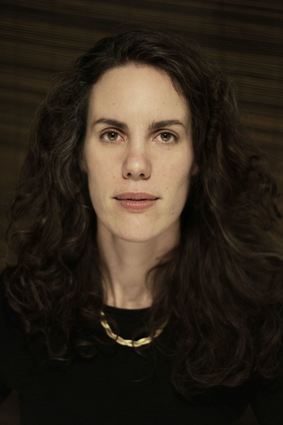 Daniela Dröschers erfolgreichen Roman „Lügen über meine Mutter“ bringt Regisseurin  Laura Linnenbaum auf die Bühne des Mannheimer Nationaltheaters.