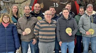 Vom Rinderzuchtverein wurden die Betriebe ausgezeichnet, die besonders erfolgreiche Herdendurchschnitte aufweisen konnten. Das Bild zeigt sie mit Geschäftsführerin Julia Stolz (vorne links) und Vorsitzenden Sabine Ott (hinten links).