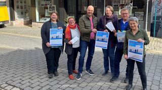 Die Organisatoren und Mitwirkenden an der Ausstellung „Glänzende Aussichten“ (von links): Bianca Fürst, (Stadtbücherei) Gabi Eder-Herold (Verein „kunstreich“), Rudolf Hußlein (Stadtwerke Walldürn), Ann-Kathrin Beiersdorfer (Verein „kunstreich“, Martin Hahn (AWN) und Ramona Paar (Verein „kunstreich“).