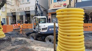 Blick in die Kirchstraße – hier wird gerade fleißig gearbeitet.