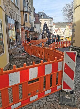 Bis vor das Eiscafé Venezia reicht die Baustelle.