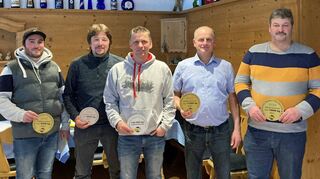 Ehrungen gab es bei der Versammlung des Fleckviehzuchtverbands mit von links: Florian Mohring, Mohring GbR aus Lohrbach 9500 Kilogramm; Andreas Horn aus Obrigheim, 8500, Olaf Hansal aus Trienz 9000, Matthias Rechner aus Reisenbach, 11 000, Peter Haas, Elzhof GbR aus Scheidental, 10 000 Kilogramm.
