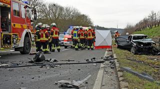 Der Fahrer des Mercedes überlebte den schweren Unfall bei Markelsheim nicht.
