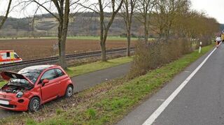 Ein dritter Wagen landete abseits auf dem Radweg.