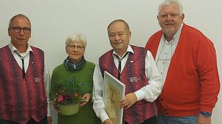 Ehrung vollzogen (von links): Vorsitzender Reinhold Gehringer, Waltraud Kilian, der Geehrte Gerhard Kilian und Günter Krieger vom Hohenloher Chorverband.