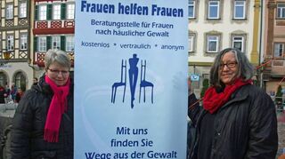 Informations-Aktion auf dem Bad Mergentheimer Marktplatz; rechts Sylvia Schmid vom Vorstand des Fördervereins.