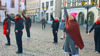 Unter dem Motto „Break the Chains“ (Zerbrecht die Ketten) wurde von den Frauen die Botschaft tänzerisch dargestellt.