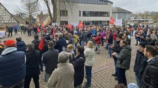 Mit Bannern und Trillerpfeifen versammelten sich rund 200 Beschäftigte, deren Angehörige und solidarisierte Bürger am Sonntag in Rosenberg.