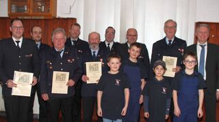 Bei der Jahreshauptversammlung der Feuerwehr Langenelz wurden langjährige, verdiente Mitglieder ausgezeichnet.