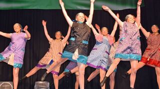 Tanzende Hausfrauen beim Saunagang präsentiert die Showtanzgruppe Tauberbischofsheim