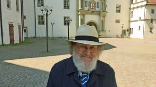 Hartwig Behr im Bad Mergentheimer Schlosshof . Das bedeutsamste Werk des Forschers und Autors erschien vor vier Jahren: „Zur Geschichte des Nationalsozialismus im Altkreis Mergentheim 1918 bis 1949“.