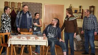 Rentner Gernot (Jochen Heppel, Zweiter von links), stößt mit einen Reiseplänen auf wenig Gegenliebe in der Familie. Nur die Nachbarin Valerie (Ilse Lay, Zweite von rechts) und ihr Sohn Fabian (Merlin Steinert) halten zu ihm. Die Töchter Birte und Tina sowie Tinas Mann Lutz (Richard Beck, rechts) haben keinerlei Verständnis.